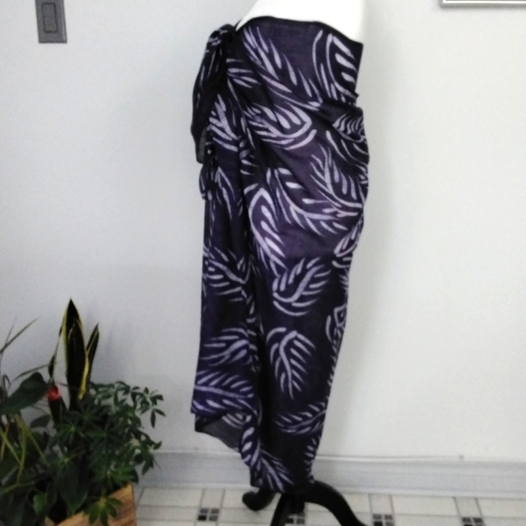 Vintage Batik ladies sarong, 64" x 43" - Picture 4 of 5